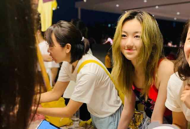 李嫣摆摊义卖什么情况 穿着打扮引网友争议