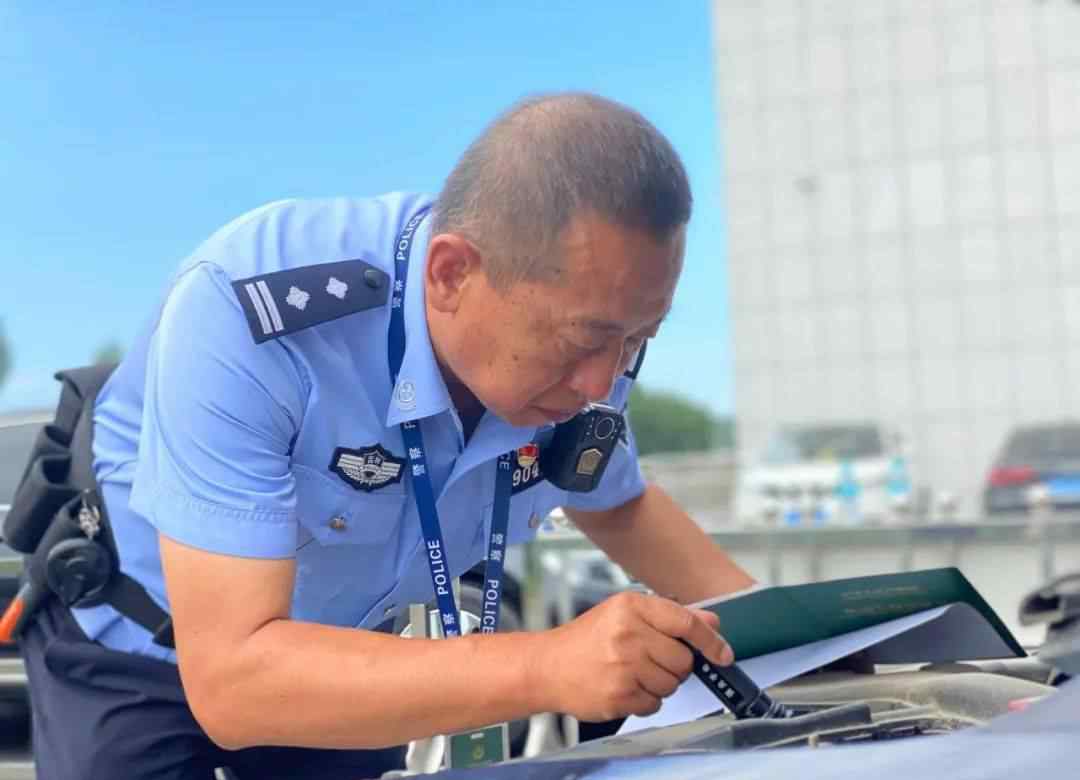 人民公仆是什么意思 【“最美基层政法干警”风采展示进行时】一心为民 用行动诠释“人民公仆”——崔明浩