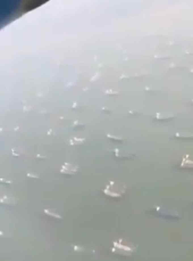 苏伊士运河搁浅货轮船头破损灌水 数千牛羊被堵河面 画面震撼！
