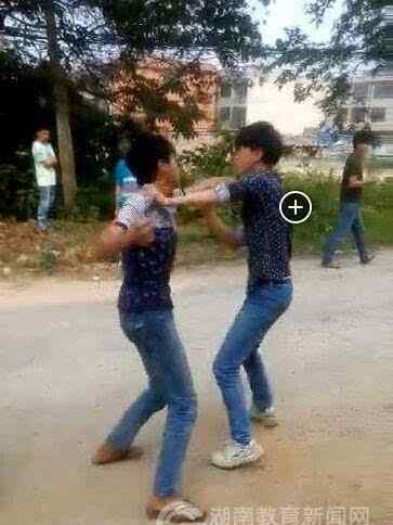 中学生打架 湖南祁阳两初中生当街打架一人被捅死