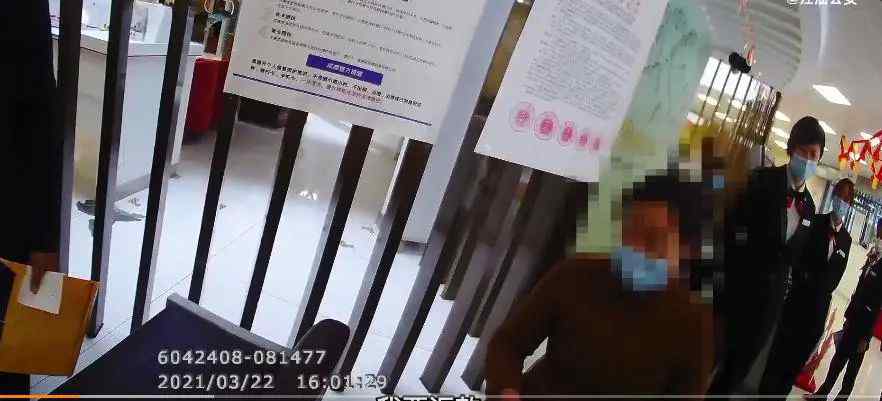 59岁女子要给网恋“老公”汇款！磕头跪求警察：他不会骗我的