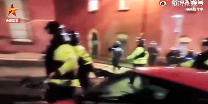 英警察用烈性警犬驱散示威者 不少人被咬伤 现场记者也被袭击！