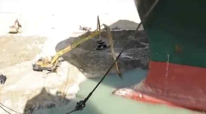 苏伊士运河搁浅货轮船头破损灌水 数千牛羊被堵河面 画面震撼！