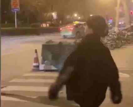 警察教四肢不协调女友踢正步 场面搞笑！网友：四肢各有各的想法