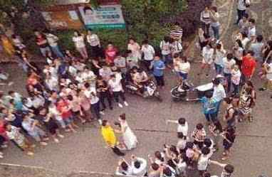 师生激吻 师生恋:女老师求婚男同学 女老师戴面具穿婚纱捧玫瑰激吻