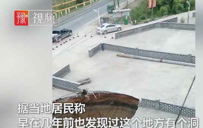 可怕！江西一居民家院前地面现巨型大坑 网友评论区脑洞大开