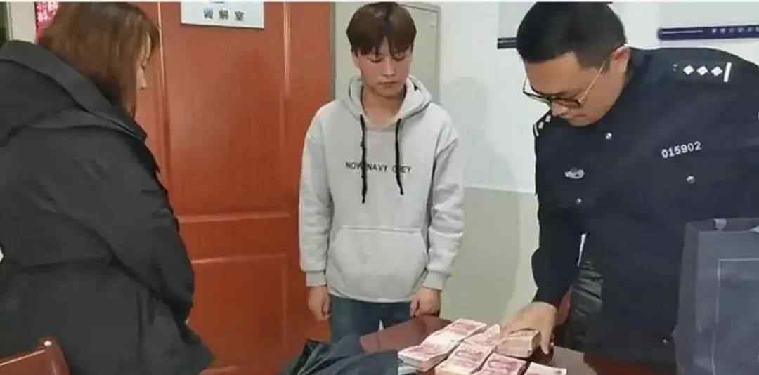 长沙一小伙骑共享单车捡到一袋现金报警归还 女失主激动的说不出话