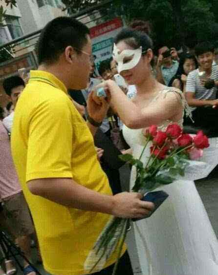 师生激吻 师生恋:女老师求婚男同学 女老师戴面具穿婚纱捧玫瑰激吻