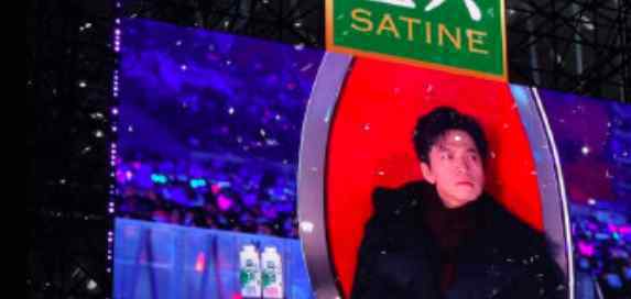 李健唱完就穿上了棉袄 是怎么回事李健是有多怕冷