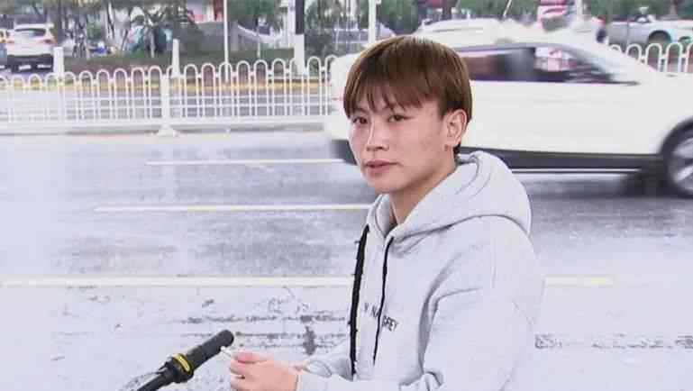 长沙一小伙骑共享单车捡到一袋现金报警归还 女失主激动的说不出话