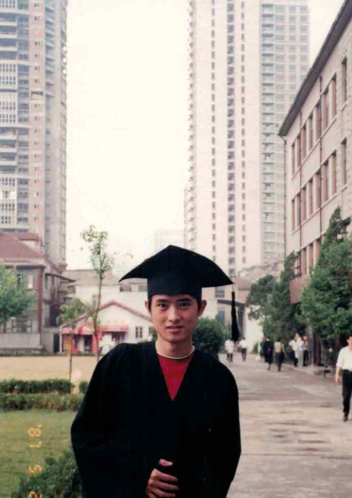 李冰冰任泉晒旧照为母校庆生 为什么要晒旧照