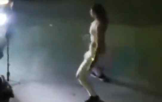 男子住酒店半夜发现楼下女子热舞 镜头拉近一看直呼“疯了”真相令人不可思议
