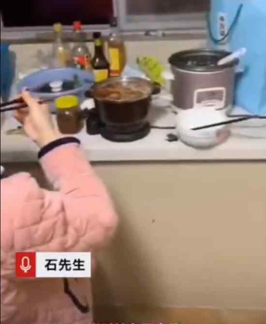 女子边吃火锅边看演唱会 她是怎么做到的
