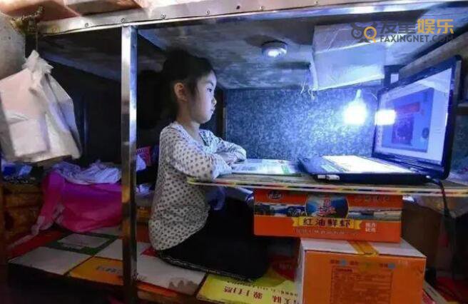 网课 案板下上网课的小女孩走出案板 进入舒适环境学习事件始末回顾