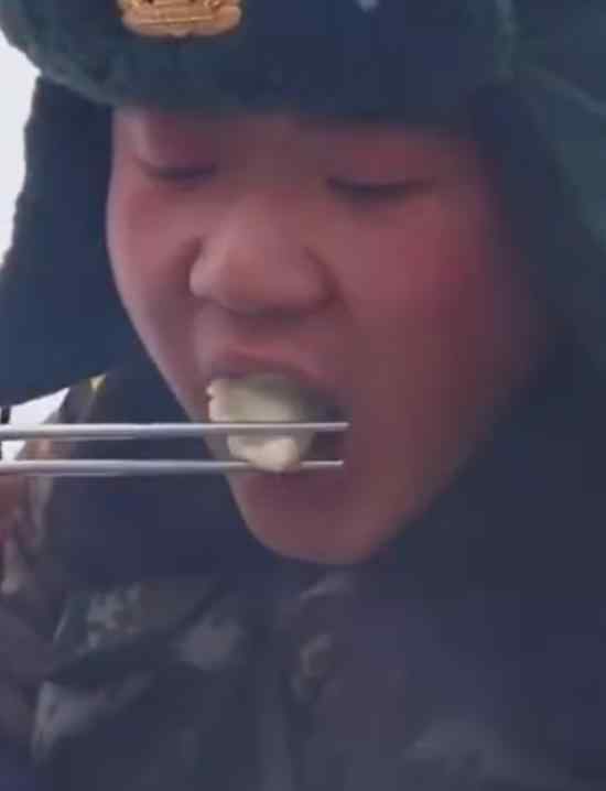 边防官兵化雪水煮饺子为战友庆生 生日快乐（图）