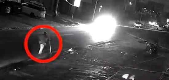 老人惨遭三车连撞当场身亡肇事车主无一人报警全部逃离