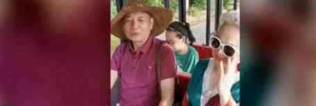7旬大爷带一箱丝巾为妻子拍照 为什么要这样做