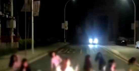 女子机动车道热舞 被交警部门约谈