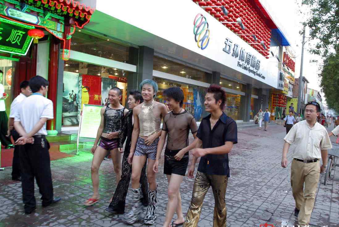 夜场男舞者：自己缝制演出服