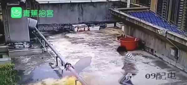 广西13岁男孩屋顶纵火 监控还原现场画面 究竟是怎么一回事