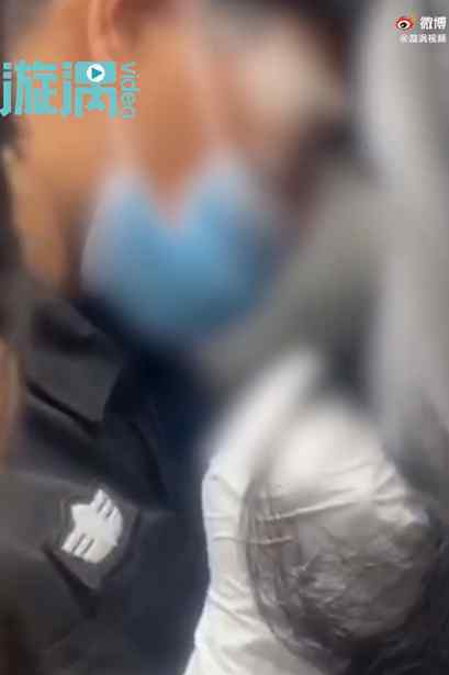 深圳地铁回应安全员闻女乘客头发 究竟发生了什么