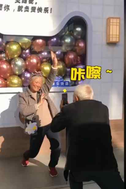 老爷爷下蹲20分钟给奶奶拍照 是什么情况网友：奶奶太有少女心
