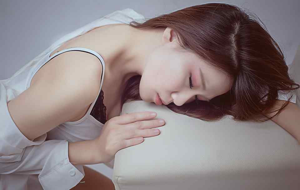 没来姨妈乳头疼 月经来临前，女生出现乳房胀痛是好是坏？要不要管？文章配图