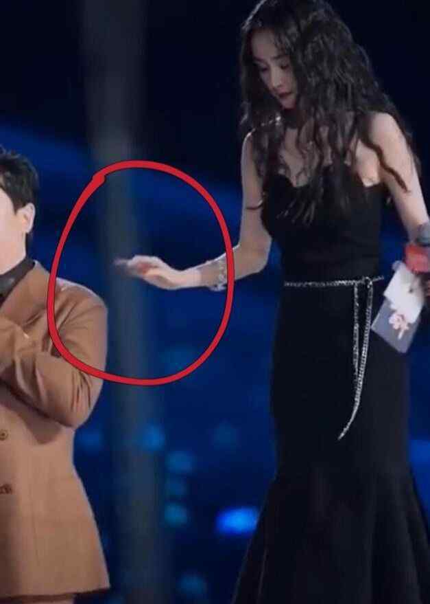 杨幂扶沈腾扶了个寂寞 究竟是怎么回事网友：老直男癌了