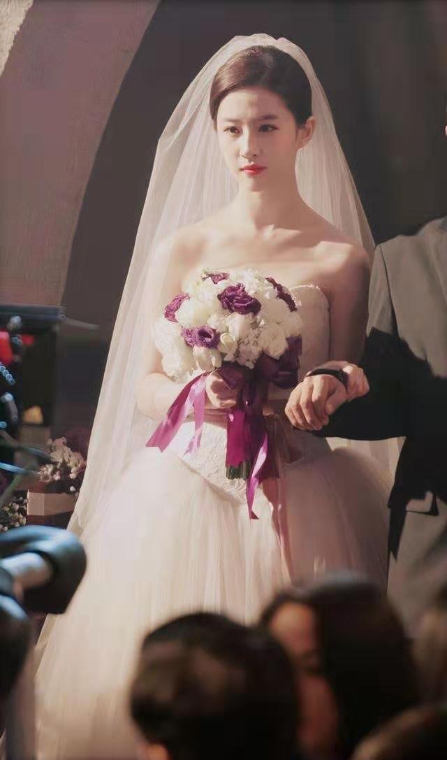 刘亦菲结婚照 有一种“婚纱照”叫刘亦菲，这大概是我能想象仙女穿婚纱的样子了
