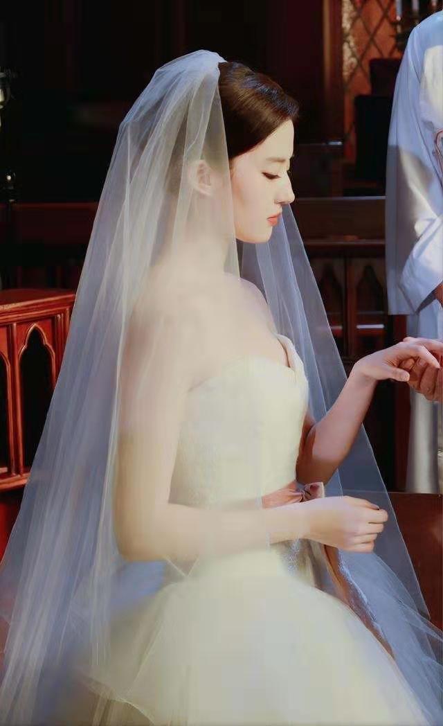 刘亦菲结婚照 有一种“婚纱照”叫刘亦菲，这大概是我能想象仙女穿婚纱的样子了