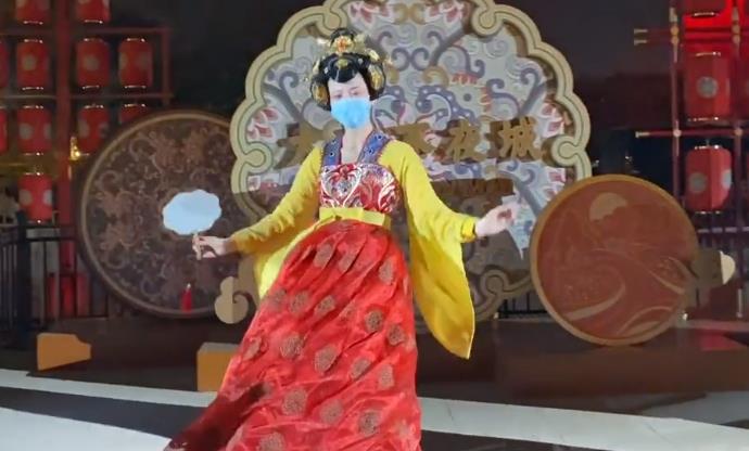不倒翁 不倒翁女孩戴口罩演出 生活不易围观群众有很多