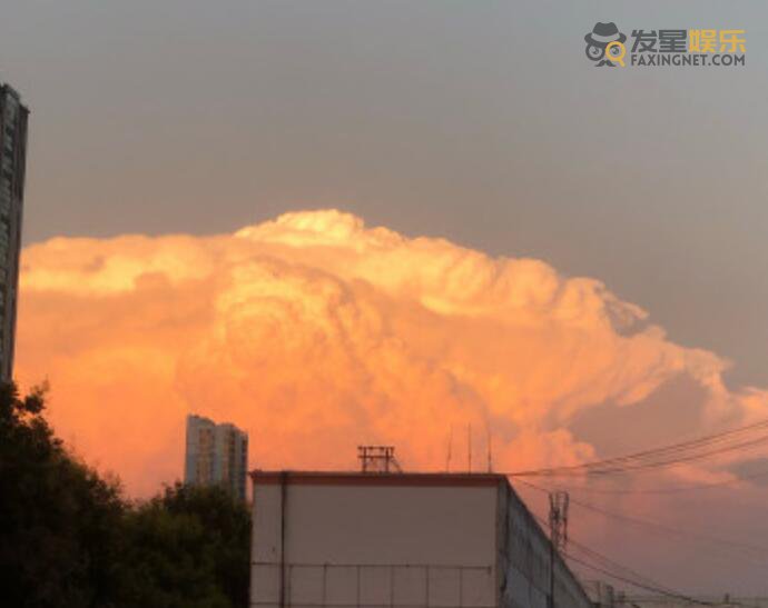 火烧云 山东巨型火烧云 绝美火烧云景色被录下画面实在太震撼了