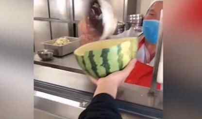 学生拿西瓜皮到食堂打饭 为什么要这样做