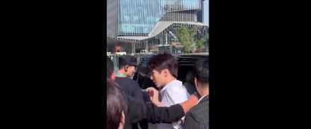 王俊凯被黄牛搂肩怎么回事有无发生什么事