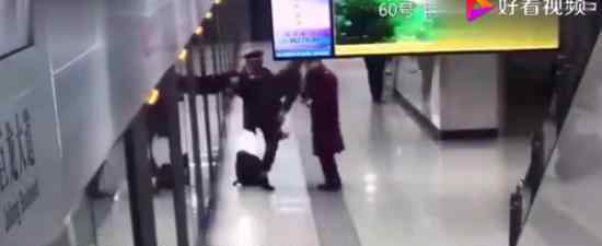 地铁小哥抱男乘客什么情况事情具体经过是