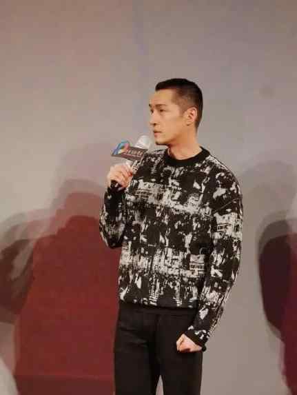 胡歌剪寸头 新电影《南方车站的聚会》上映寸头照片（图）