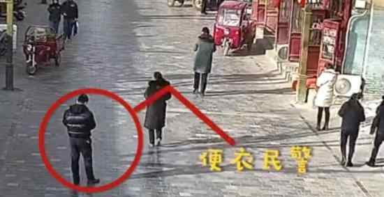 网逃人员骑车载民警抓自己 是怎么回事