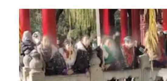 大妈向趵突泉吐水 大妈如何吐水的趵突泉简介