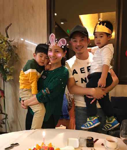沙溢为胡可庆生 沙溢晒照甜喊：老婆生日快乐
