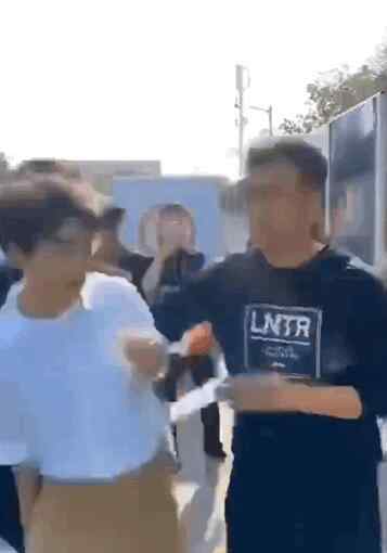 王俊凯被陌生男子搂肩 是怎么回事王俊凯什么反应