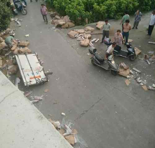 货主回应遇车祸7吨猪肉遭哄抢 究竟发生了什么