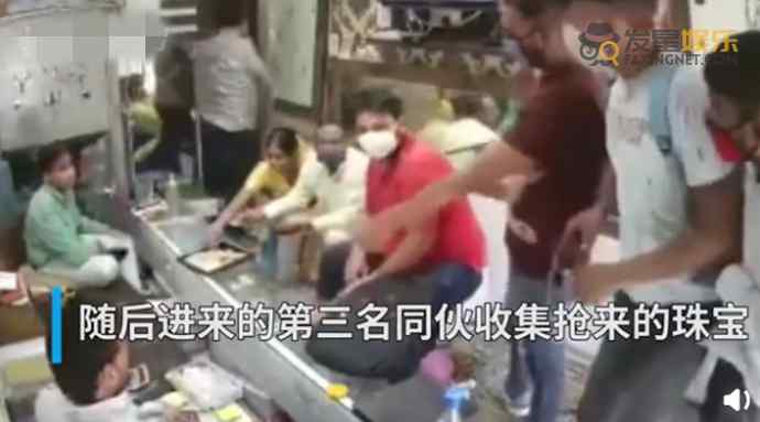 男子抢劫前消毒双手 印度男子抢劫前消毒双手 整个过程让旁人看着呆若木鸡