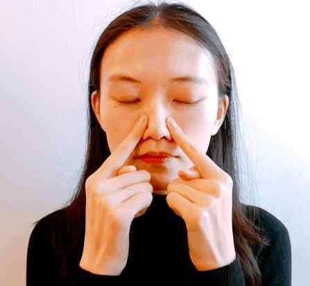 鼻子里面痒小妙招 鼻子不通气小妙招，草本鼻炎油治鼻塞更是给力！