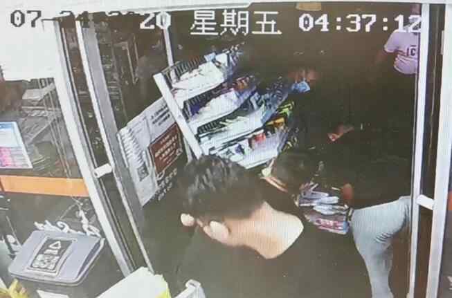 北京两店铺半夜遭壮汉搬空 究竟发生了什么