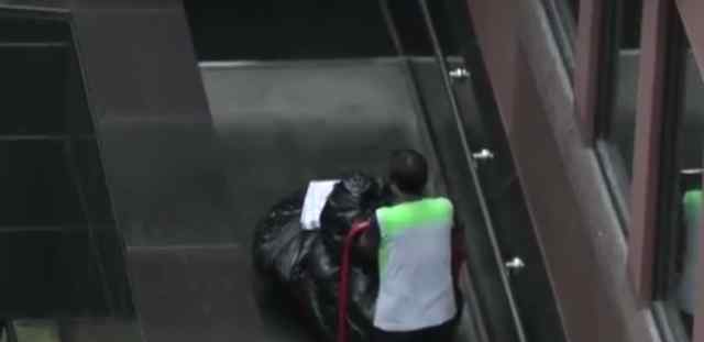 美驻成都领馆现40包黑垃圾袋 究竟装的是什么东西