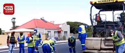 用塑料牛奶瓶铺路什么情况路面更耐用具体怎么回事