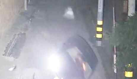 醉驾男子撞翻车又爬回车内酣睡 到底发生了什么