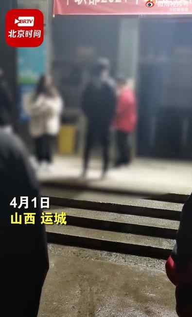 学生会干部要学生淋雨听他训话？校方：是学生会干部 已批评教育