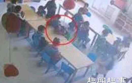 山东幼童在幼儿园呕吐趴半小时后身亡 监控拍下全程让人气炸