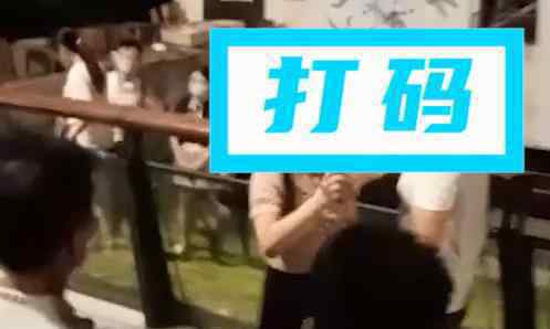 女子与陌生男子逛街被老公发现 究竟发生了什么